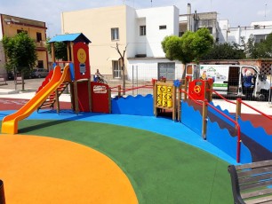 Parco giochi inclusivo. Pavimento antitrauma arcobaleno