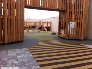 Parco giochi indoor con pavimentazione antitrauma ignifuga