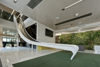 scivolo parabolico alto 3,30 metri. I dipendenti dell'ufficio raggiungono l'area lounge interna. Microsoft Vienna