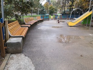 Arredo urbano. Parco giochi monza. sottofondo per pavimentazione antitrauma
