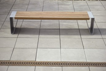 Arredo urbano. panchina Radium. seduta in doghe di legno.  struttura d'acciaio fatta di lamiera d'acciaio piegata (2)