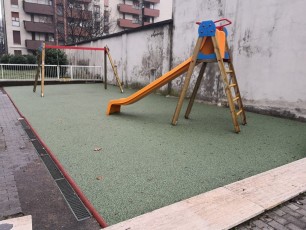 parco giochi Milano via Imbonati nuovo. scivolo, altalena, pavimento antitrauma e play border