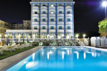 Balaustra in cemento con colonnine e corrimano terrazzo  hotel by night con scalinata e piscina illuminata
