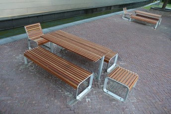 Arredo urbano: panchina Portiqoa - con e senza schienale. sedute singole e multiple - con tavolo