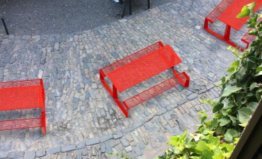 Arredo urbano panchina e tavolo picnic Rautster rosso